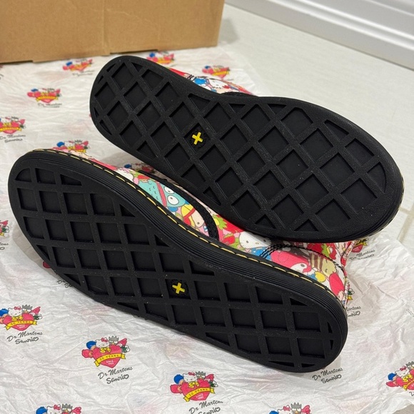 Hello Kitty Dr Martens Rare Limited Edition Women’s Size 5 US Sanrio - Picture 8 of 9